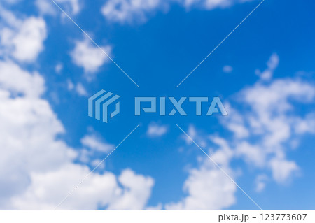 春の淡い雲のイメージ　ボカシ 123773607