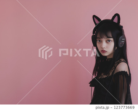 猫耳ヘッドフォンをつけた個性的なファッションのアジア人女性 猫耳ヘッドフォンをつけた個性的なファッションのアジア人女性 123773669