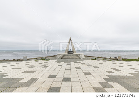 北海道稚内市 夏の北海道 晴天の宗谷岬『日本最北端の地の碑』 北海道稚内市 夏の北海道 晴天の宗谷岬『日本最北端の地の碑』 123773745