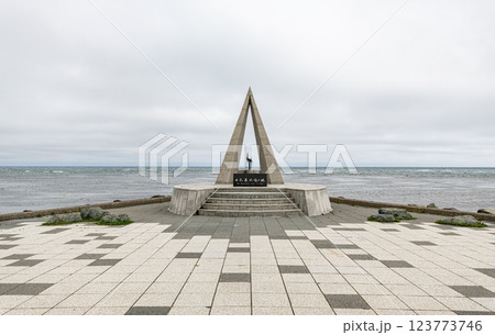 北海道稚内市　夏の北海道　宗谷岬『日本最北端の地の碑』 123773746