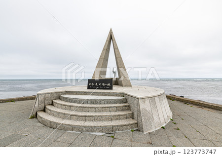 北海道稚内市 夏の北海道 宗谷岬『日本最北端の地の碑』 北海道稚内市 夏の北海道 宗谷岬『日本最北端の地の碑』 123773747