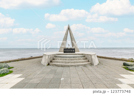 北海道稚内市 夏の北海道 晴天の宗谷岬『日本最北端の地の碑』 北海道稚内市 夏の北海道 晴天の宗谷岬『日本最北端の地の碑』 123773748