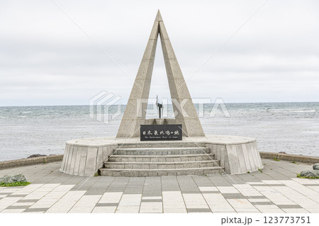 北海道稚内市 夏の北海道 宗谷岬『日本最北端の地の碑』 北海道稚内市 夏の北海道 宗谷岬『日本最北端の地の碑』 123773751