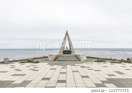 北海道稚内市　夏の北海道　晴天の宗谷岬『日本最北端の地の碑』 123773753