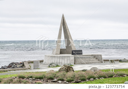 北海道稚内市 夏の北海道 晴天の宗谷岬『日本最北端の地の碑』 北海道稚内市 夏の北海道 晴天の宗谷岬『日本最北端の地の碑』 123773754