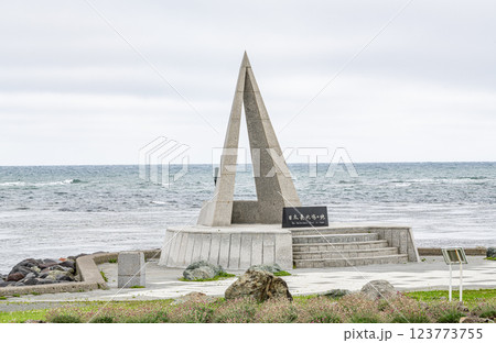北海道稚内市　夏の北海道　宗谷岬『日本最北端の地の碑』 123773755