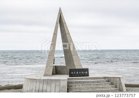 北海道稚内市　夏の北海道　晴天の宗谷岬『日本最北端の地の碑』 123773757