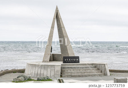 北海道稚内市　夏の北海道　宗谷岬『日本最北端の地の碑』 123773759
