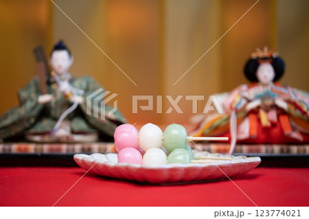 雛人形とカラフルなお団子 123774021