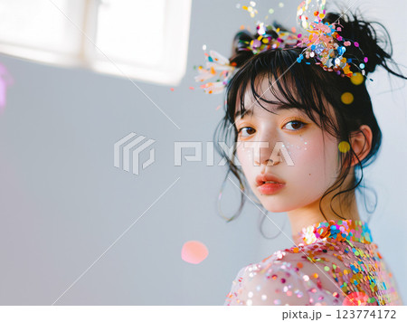 幻想的なキラキラメイクとヘアアクセサリーをつけたアジア人女性 幻想的なキラキラメイクとヘアアクセサリーをつけたアジア人女性 123774172
