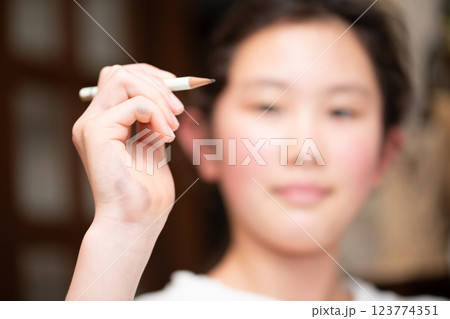 鉛筆で黒くなった子供の手 123774351