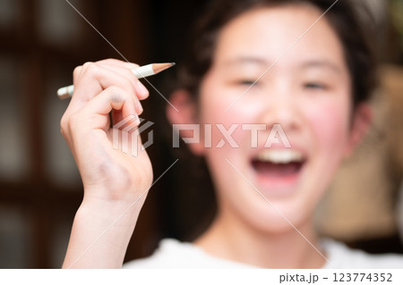 鉛筆で黒くなった子供の手 123774352