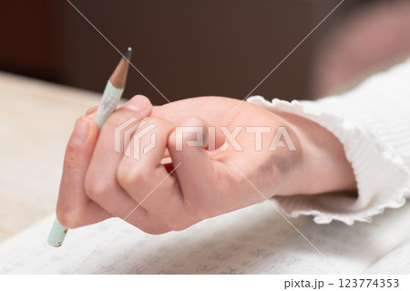 鉛筆で黒くなった子供の手 123774353