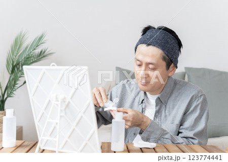 保湿するミドル男性　乾燥肌　保湿　フェイスケア 123774441