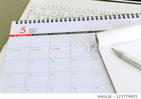 メモと5月のカレンダー スケジュール管理 予定 メモと5月のカレンダー スケジュール管理 予定 123774605