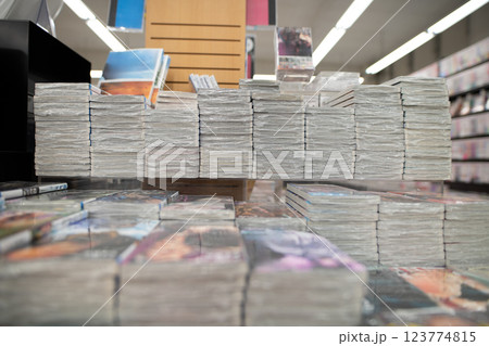 書店で平積みになったマンガ本 123774815