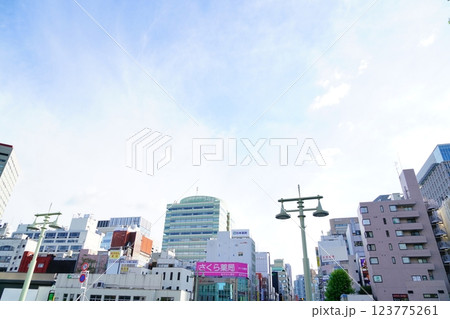 JR御茶ノ水駅と周辺の都市風景 123775261
