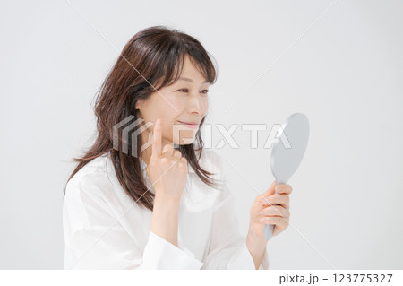 手鏡を持つ笑顔のミドル女性 手鏡を持つ笑顔のミドル女性 123775327