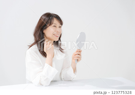 手鏡を持つ笑顔のミドル女性 手鏡を持つ笑顔のミドル女性 123775328