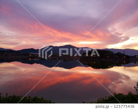 福岡粕屋町 早朝の駕与丁公園 水面に映る朝焼け 福岡粕屋町 早朝の駕与丁公園 水面に映る朝焼け 123775436