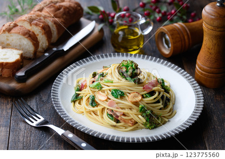 ふきのとうとベーコンのパスタ 123775560