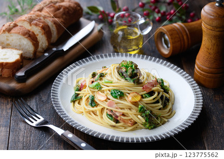 ふきのとうとベーコンのパスタ 123775562