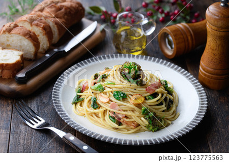 ふきのとうとベーコンのパスタ ふきのとうとベーコンのパスタ 123775563
