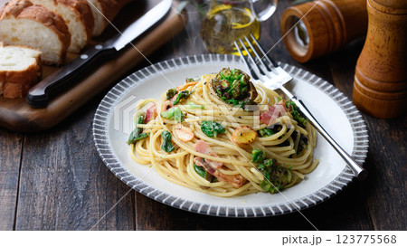 ふきのとうとベーコンのパスタ ふきのとうとベーコンのパスタ 123775568