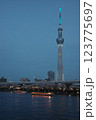 4月の夕暮れ時のスカイツリー 123775697