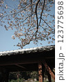 桜と古き良き日本の屋根 123775698