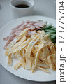冷やし中華で涼しい夏を 123775704