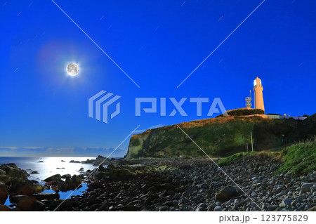 【千葉県】犬吠埼灯台と月光 【千葉県】犬吠埼灯台と月光 123775829