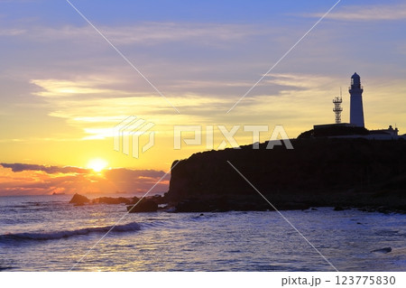【千葉県】犬吠埼灯台と初日の出 123775830