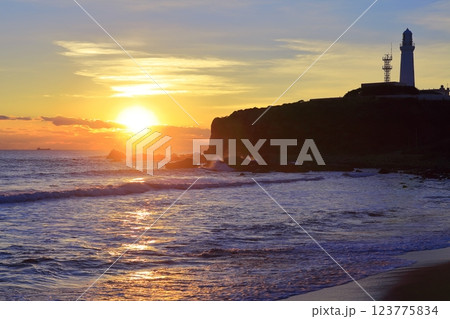【千葉県】犬吠埼灯台と初日の出 【千葉県】犬吠埼灯台と初日の出 123775834