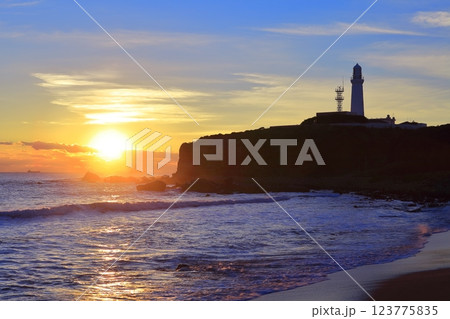 【千葉県】犬吠埼灯台と初日の出 【千葉県】犬吠埼灯台と初日の出 123775835