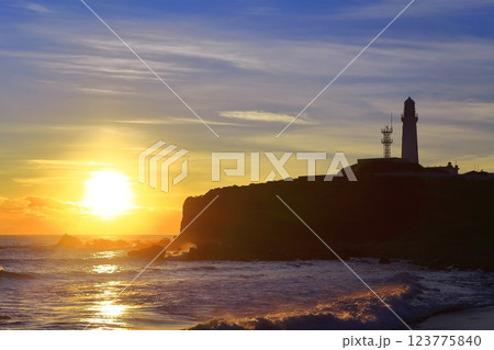 【千葉県】犬吠埼灯台と初日の出 【千葉県】犬吠埼灯台と初日の出 123775840