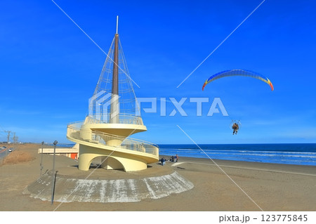 【千葉県】晴天下の九十九里ビーチタワーとモーターパラグライダー 123775845