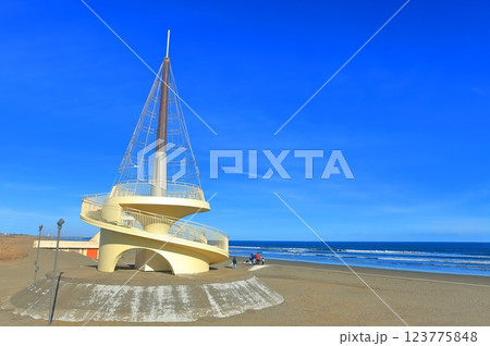 【千葉県】晴天下の九十九里ビーチタワー 【千葉県】晴天下の九十九里ビーチタワー 123775848
