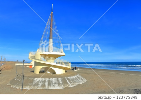 【千葉県】晴天下の九十九里ビーチタワー 123775849