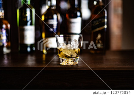 ウイスキーイメージ Bar スコッチ シングルモルト ブレンデッド 熟成年数 お酒 洋酒 ウイスキーイメージ Bar スコッチ シングルモルト ブレンデッド 熟成年数 お酒 洋酒 123775854