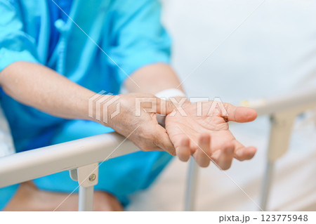 Elderly Patient  Woman having wrist pain in hospital, muscle ache due to Carpal Tunnel Syndrome, De Quervain s tenosynovitis, rheumatoid, arthritis, gout, Parkinson disease and ergonomic healthcare 123775948