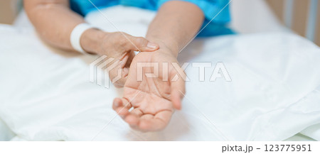 Elderly Patient  Woman having wrist pain in hospital, muscle ache due to Carpal Tunnel Syndrome, De Quervain s tenosynovitis, rheumatoid, arthritis, gout, Parkinson disease and ergonomic healthcare 123775951