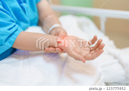 Elderly Patient  Woman having wrist pain in hospital, muscle ache due to Carpal Tunnel Syndrome, De Quervain s tenosynovitis, rheumatoid, arthritis, gout, Parkinson disease and ergonomic healthcare 123775952