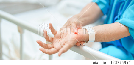 Elderly Patient Woman having wrist pain in hospital, muscle ache due to Carpal Tunnel Syndrome, De Quervain s tenosynovitis, rheumatoid, arthritis, gout, Parkinson disease and ergonomic healthcare Elderly Patient Woman having wrist pain in hospital, muscle ache due to Carpal Tunnel Syndrome, De Quervain s tenosynovitis, rheumatoid, arthritis, gout, Parkinson disease and ergonomic healthcare 123775954