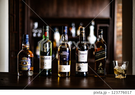 ウイスキーイメージ Bar スコッチ シングルモルト ブレンデッド 熟成年数 お酒 洋酒 ウイスキーイメージ Bar スコッチ シングルモルト ブレンデッド 熟成年数 お酒 洋酒 123776017