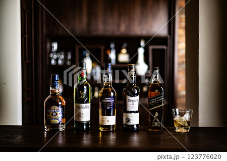 ウイスキーイメージ　Bar　スコッチ　シングルモルト　ブレンデッド　熟成年数　お酒　洋酒 123776020