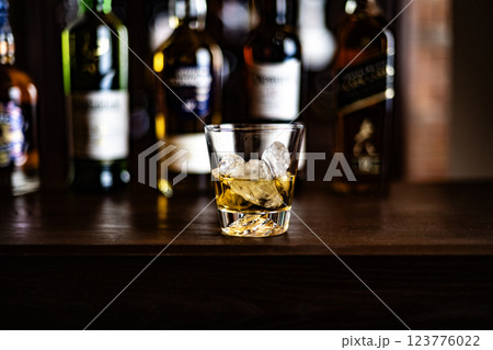 ウイスキーイメージ Bar スコッチ シングルモルト ブレンデッド 熟成年数 お酒 洋酒 ウイスキーイメージ Bar スコッチ シングルモルト ブレンデッド 熟成年数 お酒 洋酒 123776022