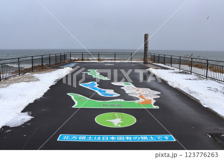 冬の納沙布岬から眺める北方領土とフロアサイン 冬の納沙布岬から眺める北方領土とフロアサイン 123776263