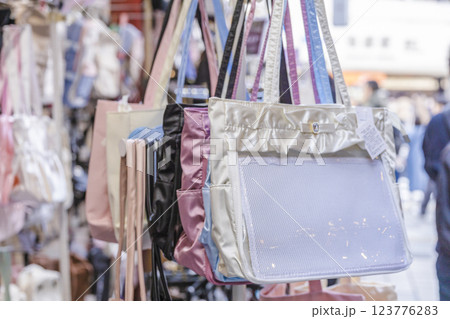 推し活バッグの店頭販売 123776283