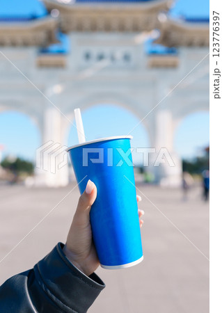 woman hand holding Pearl bubble milk tea glasses. traveler at National Chiang Kai shek Memorial, a famous beverages in Taipei, Taiwan 123776397